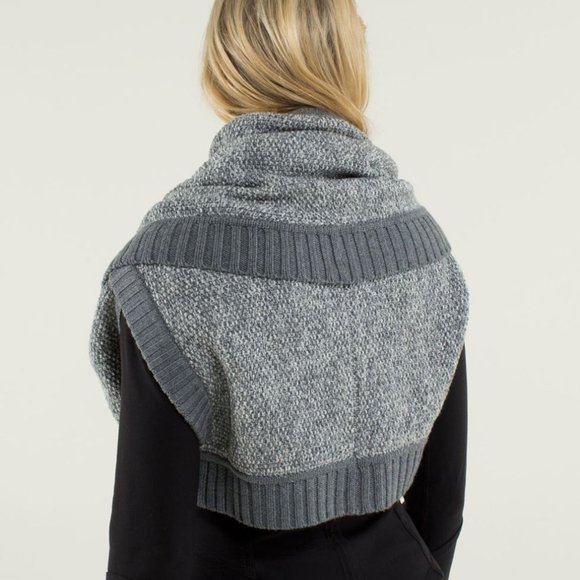 LULULEMON Cozy Yogi Infinity Scarf Wrap in Heathered Medium Grey / Angel Wing OS - Picture 4 of 10